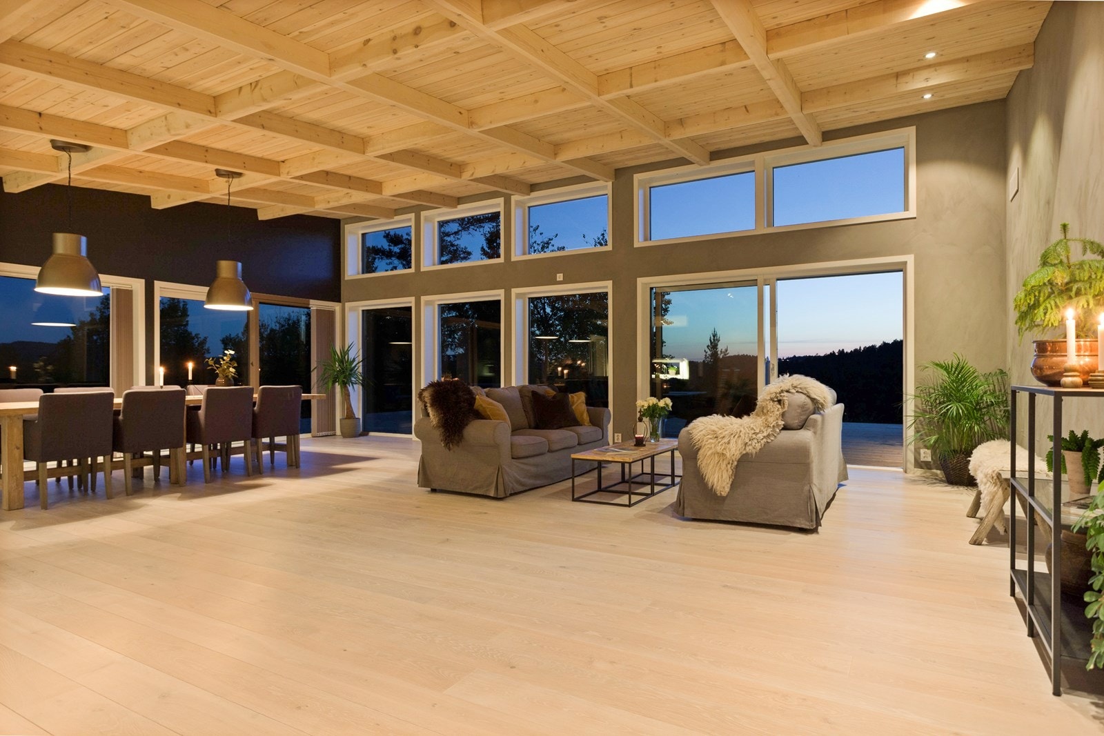 Nydelig utsikt, og ekstra takhøyde gir en luftig romfølelse. Galleribilde