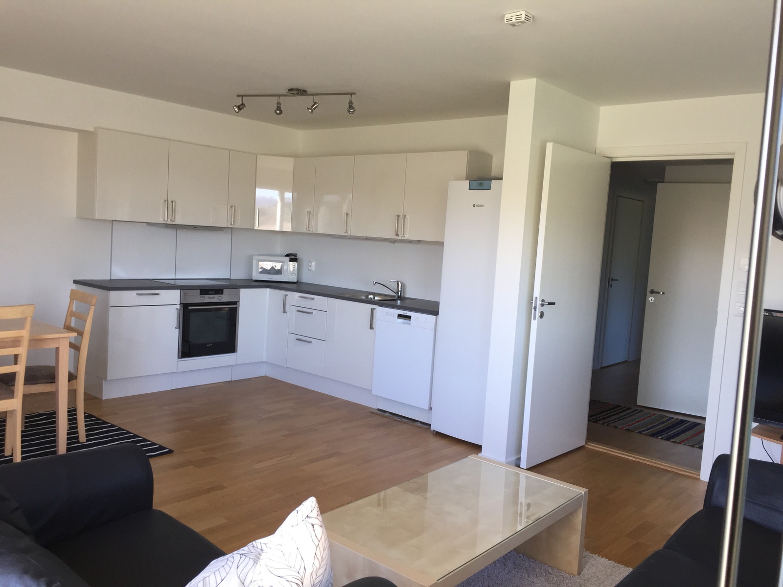 Modern HTH kjøkken med integrert oven, indusjon platetopp Galleribilde