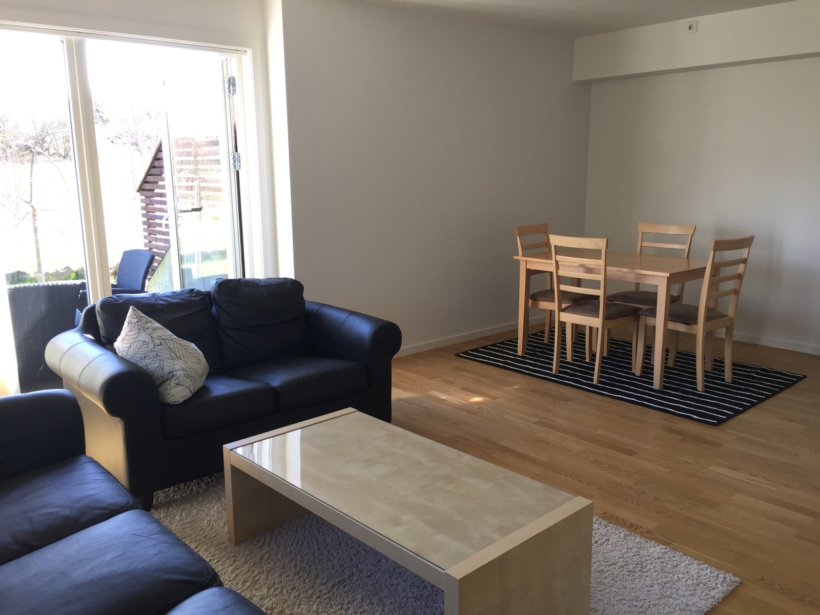 Koselig stue med sofa, TV osv Galleribilde