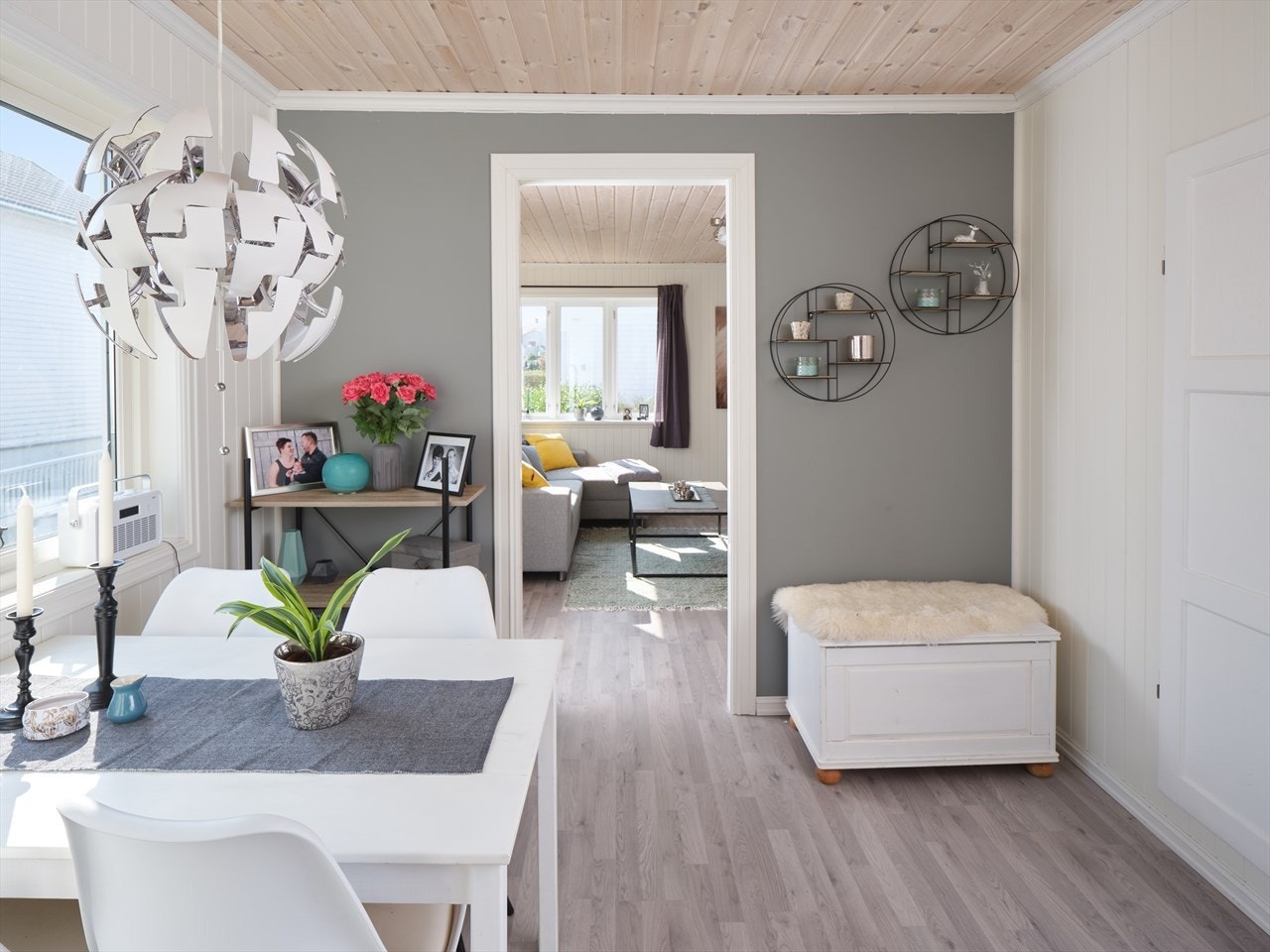 Kjøkken med god plass til spisemøblement Galleribilde