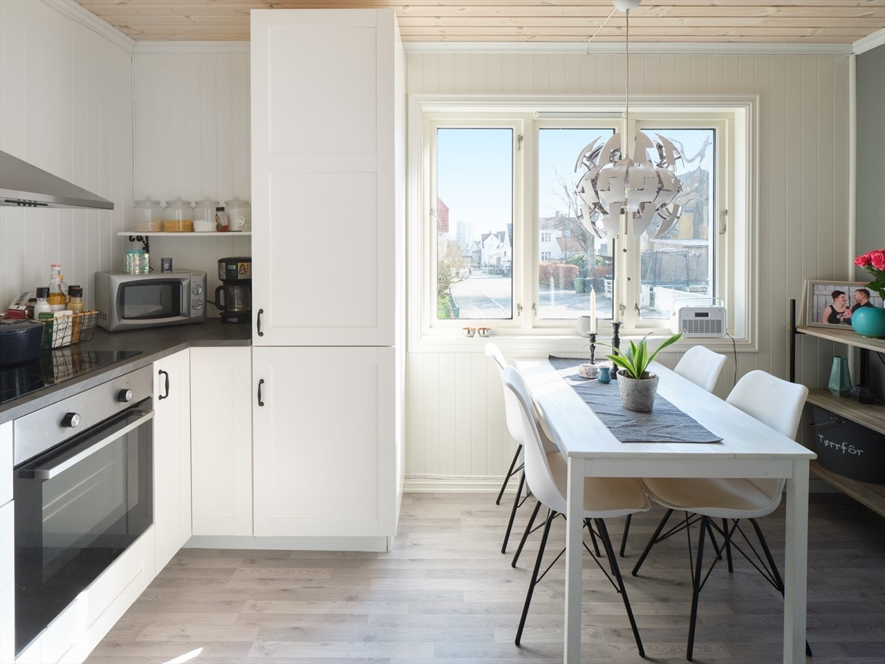 Pent kjøkken med integrerte hvitevarer Galleribilde