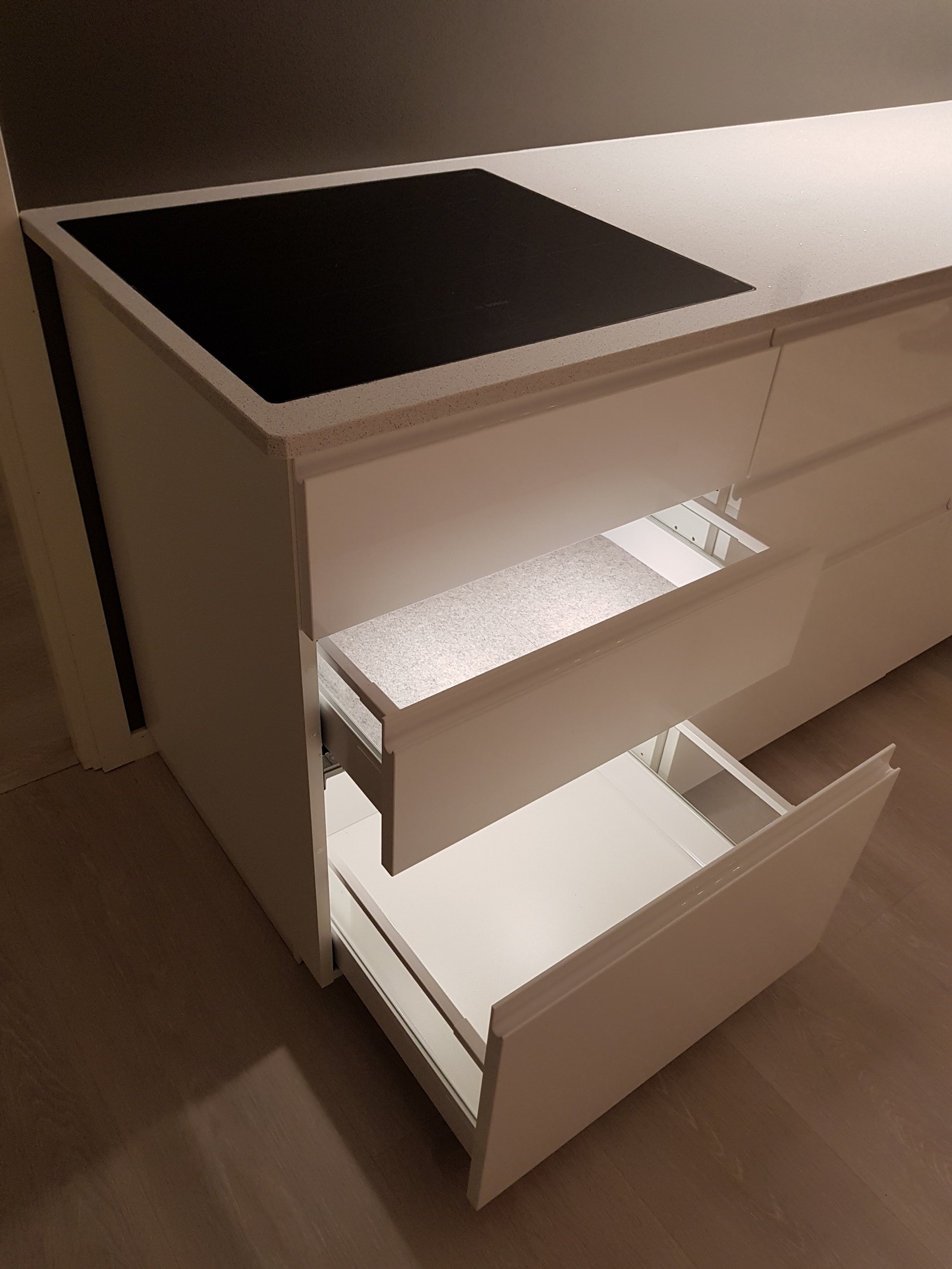 Det er belysning i de fleste skuffene på kjøkkenet Galleribilde