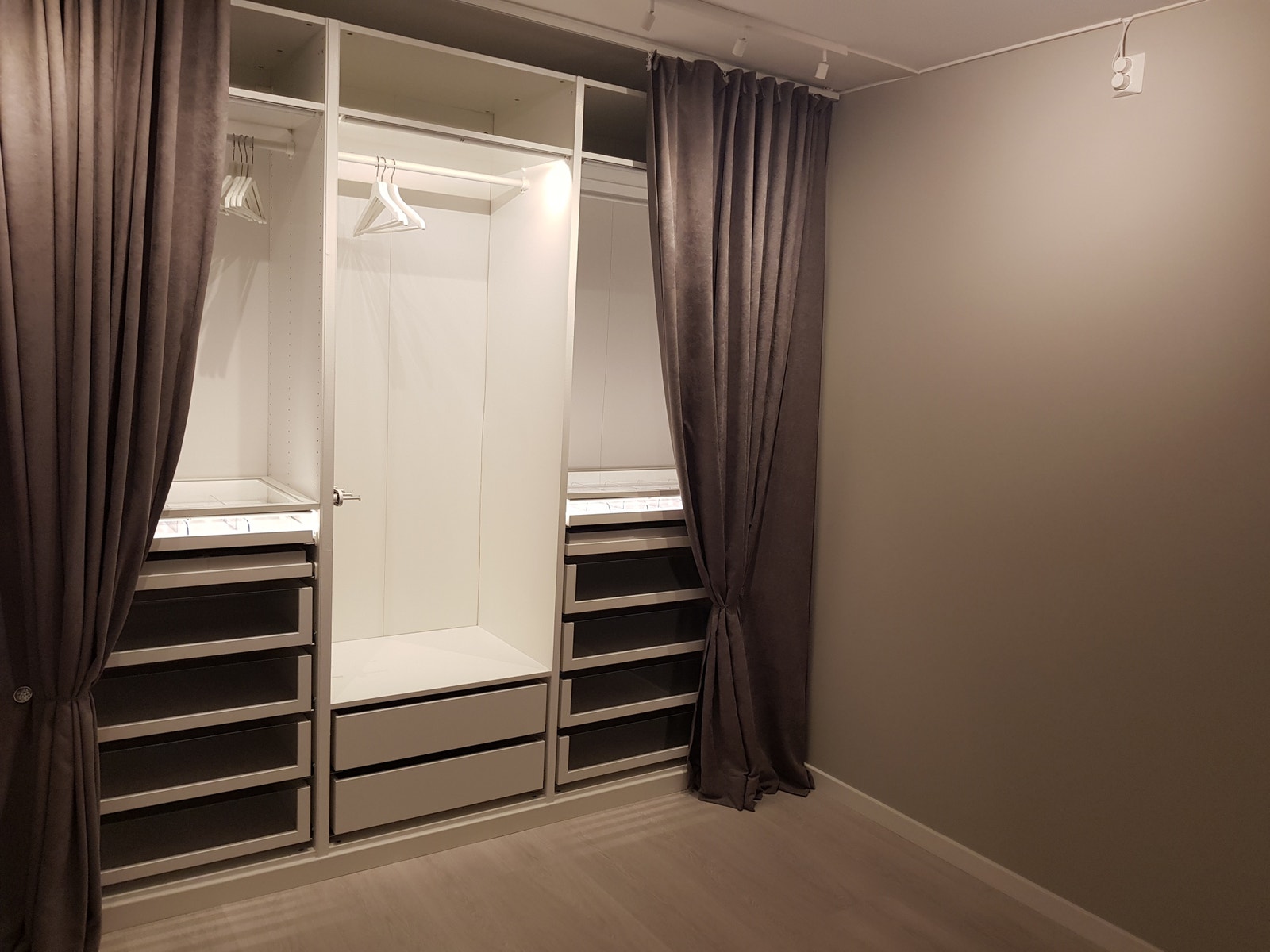 Soverom med garderobe Galleribilde