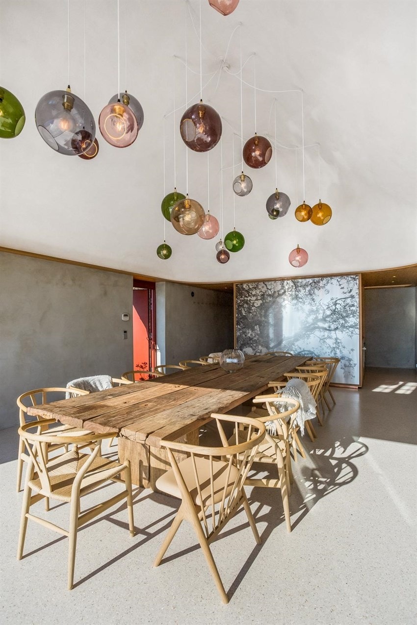 Fra oppholdsrommet i sjøbua med åpen kuppelhimling Galleribilde