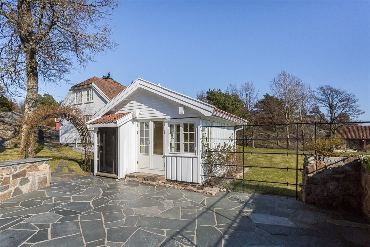 Fra gjestehytten foran hovedhytta - hvor man har en usjenert, skiferlagt uteplass Galleribilde