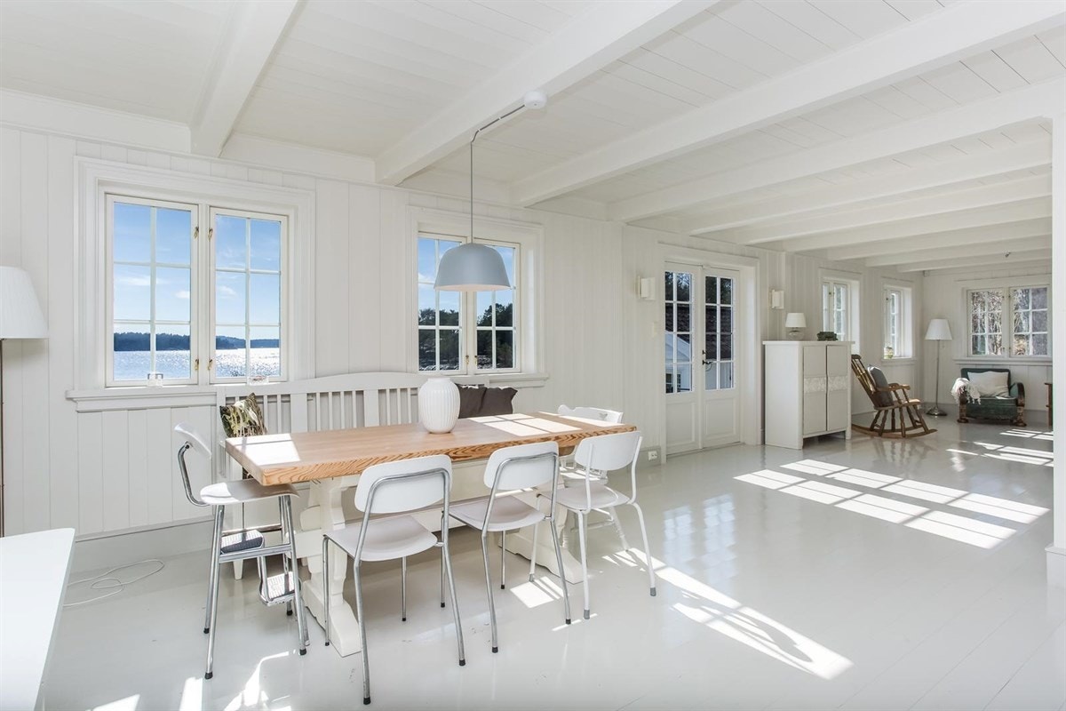 Fra del av stuen med vinduer vendt ut mot sjøen Galleribilde