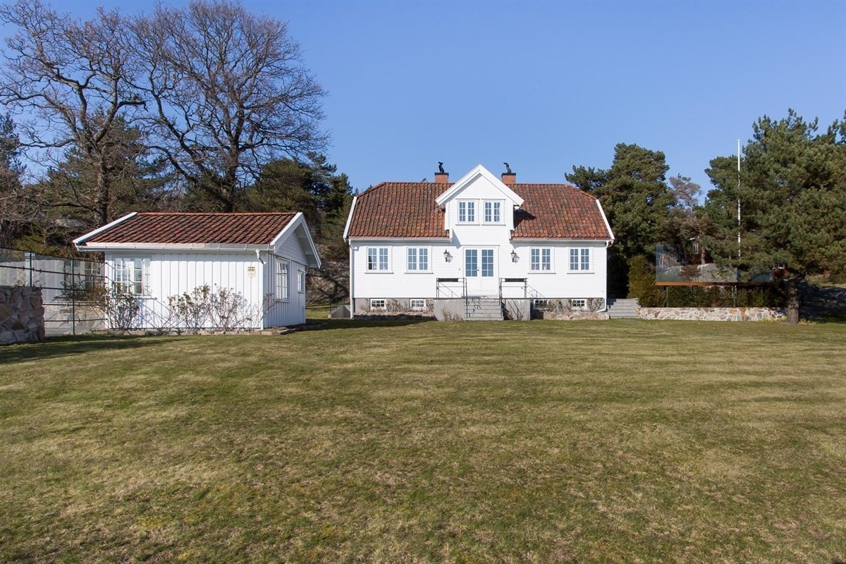 Fra hovedhytten og en av gjestehyttene Galleribilde