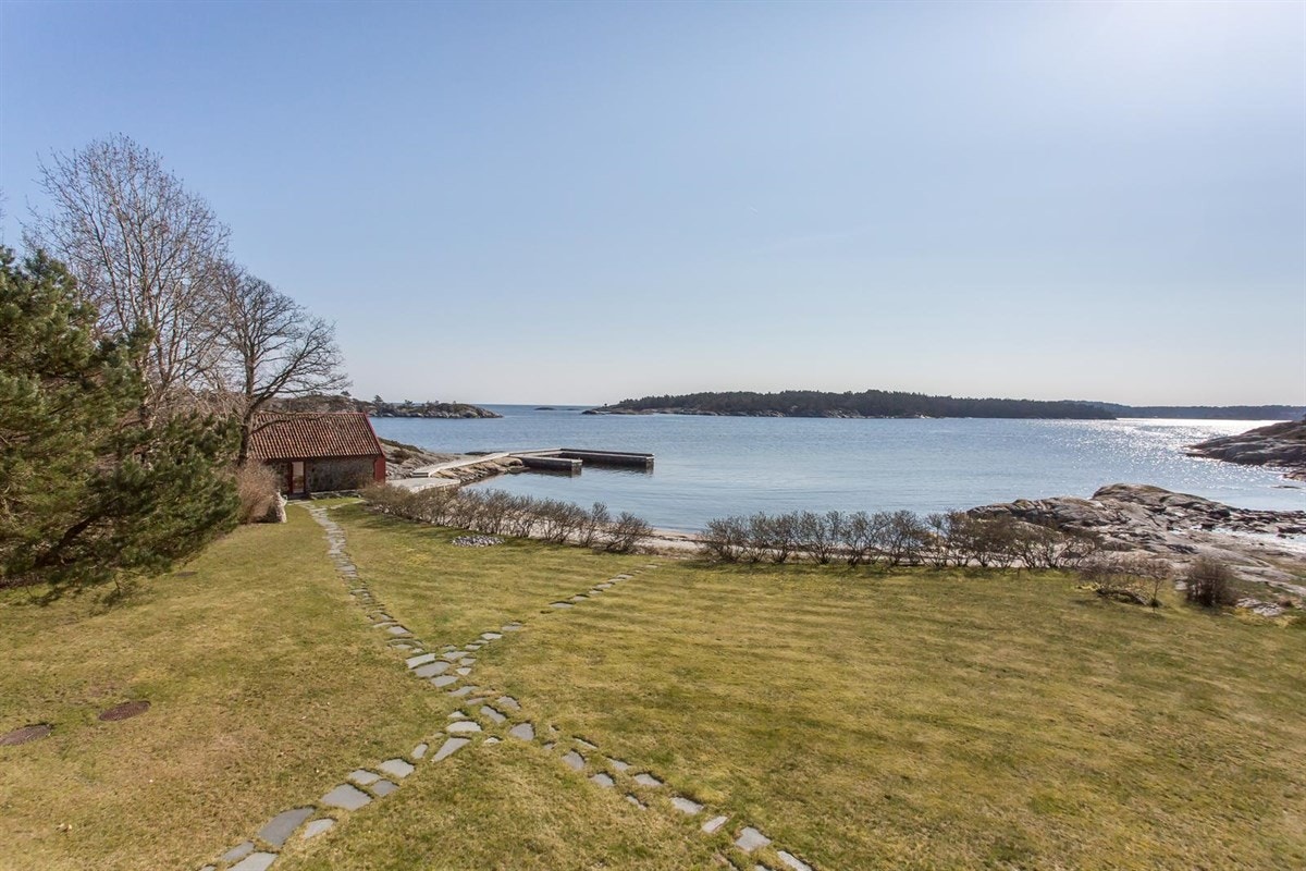 Fra del av hagen foran hovedhytta Galleribilde