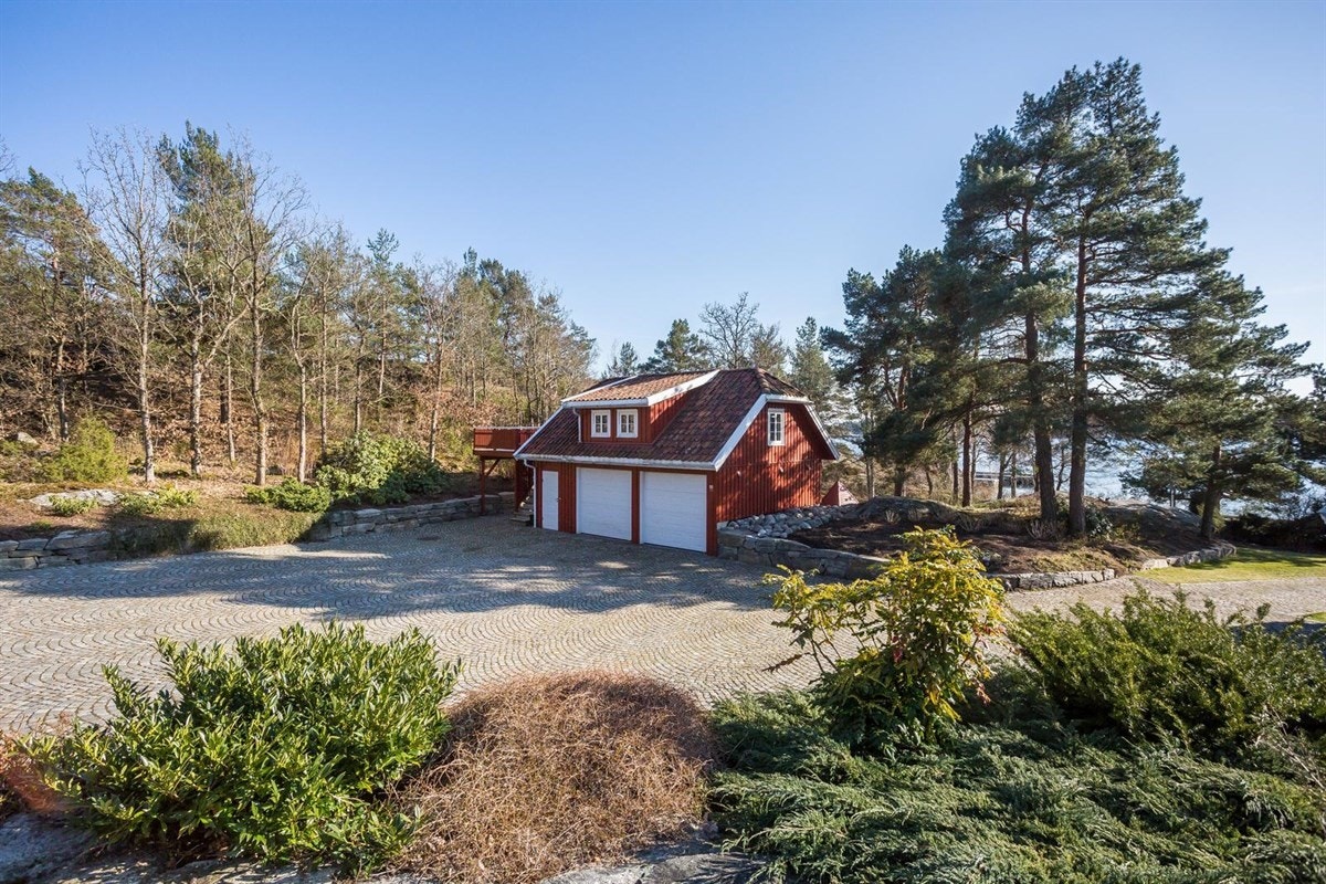 Fra gårdsplassen foran garasjebygget Galleribilde