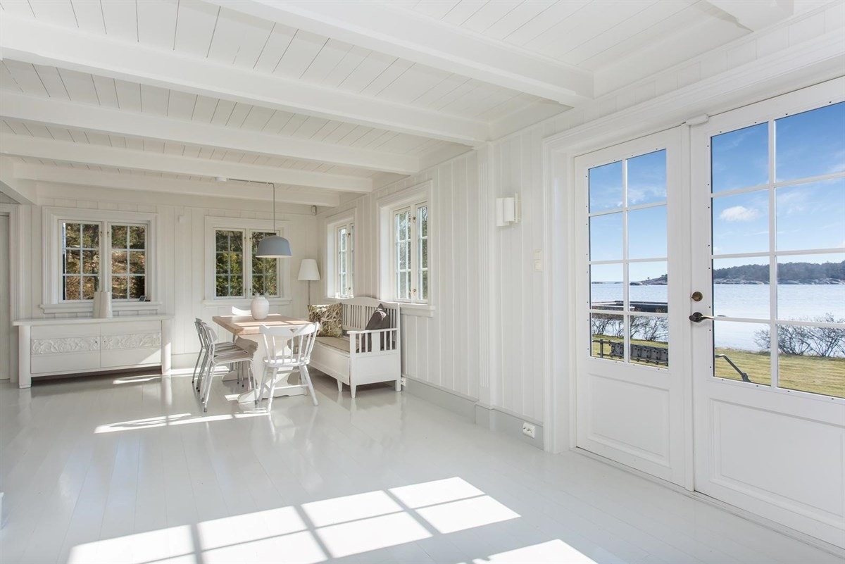 Fra del av stuen med dør ut til hagen Galleribilde