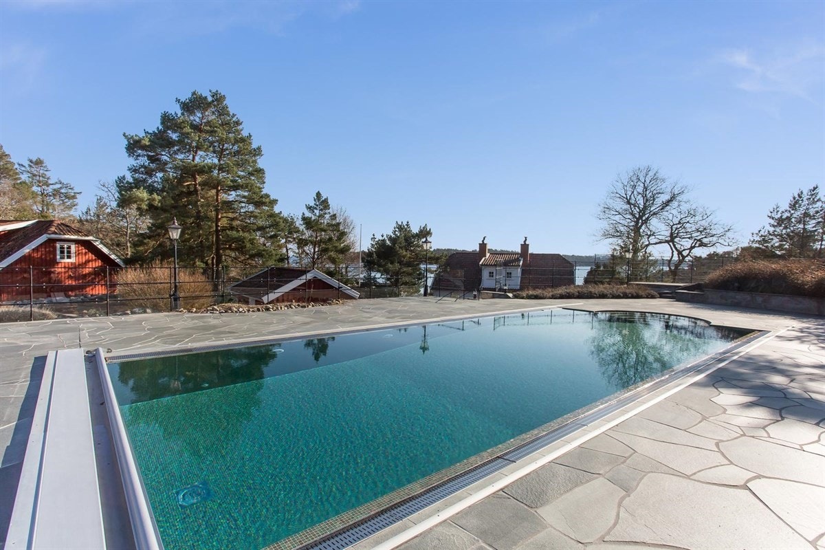 Fra det flotte bassengområdet med skiferlagte terrasser rundt Galleribilde