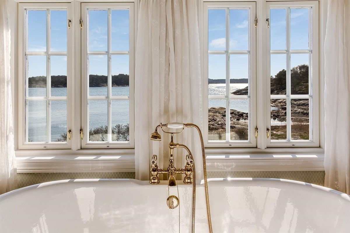 Her kan man sitte inne i bakekartet i 2.etg. i hovedhytta - og nyte sjøutsikten Galleribilde