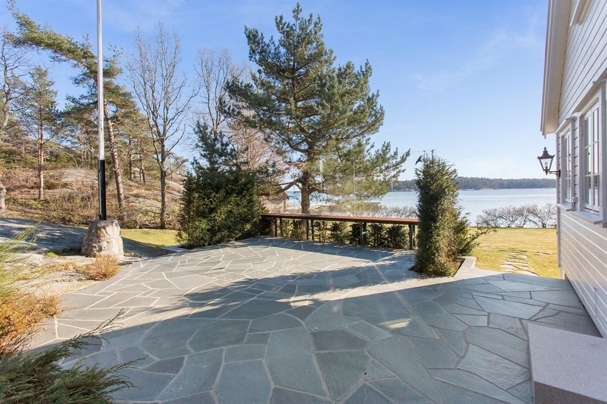 Fra den skiferlagte plattingen utenfor kjøkkenet Galleribilde