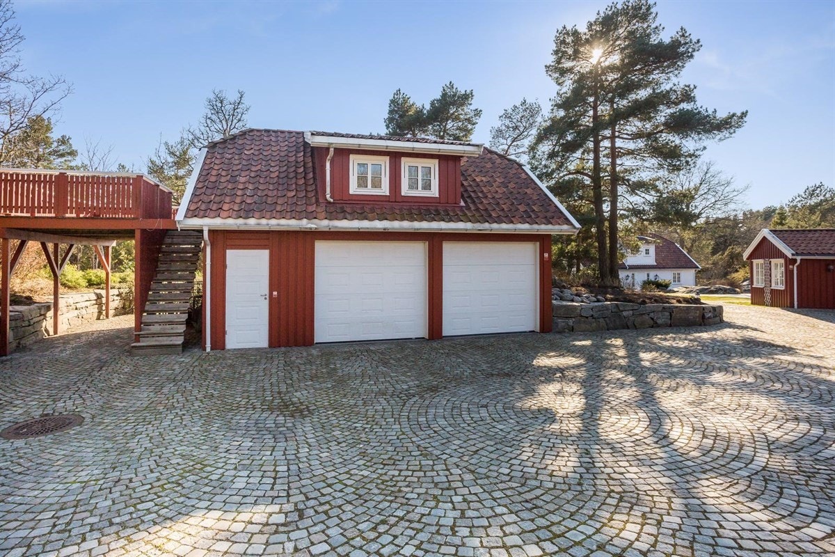 Fra garasjebygget hvor det er innredet en gjestedel i loftsetasjen - egen trapp opp på siden Galleribilde