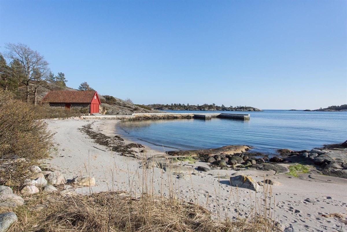 Eiendommen har en egen, nydelig sandstrand - ypperlig for småbarn Galleribilde