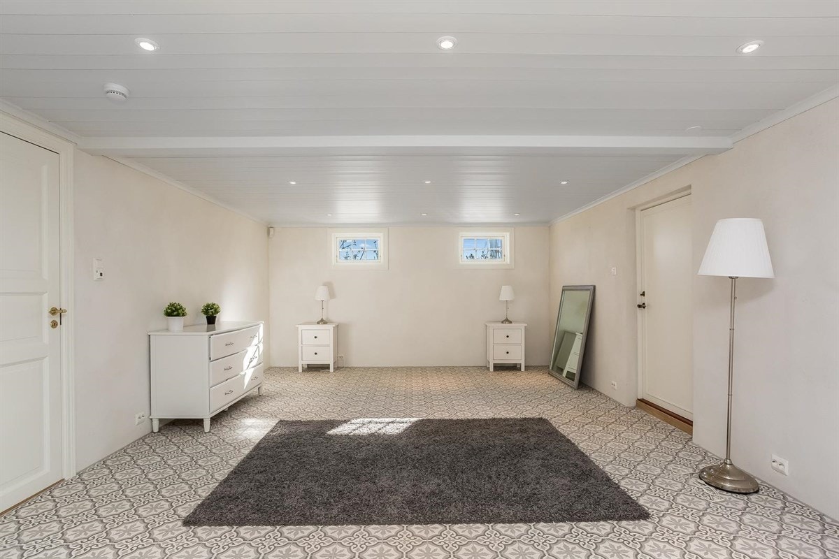 Fra innredet disponibelt rom i kjelleren - med dør direkte ut i hagen Galleribilde