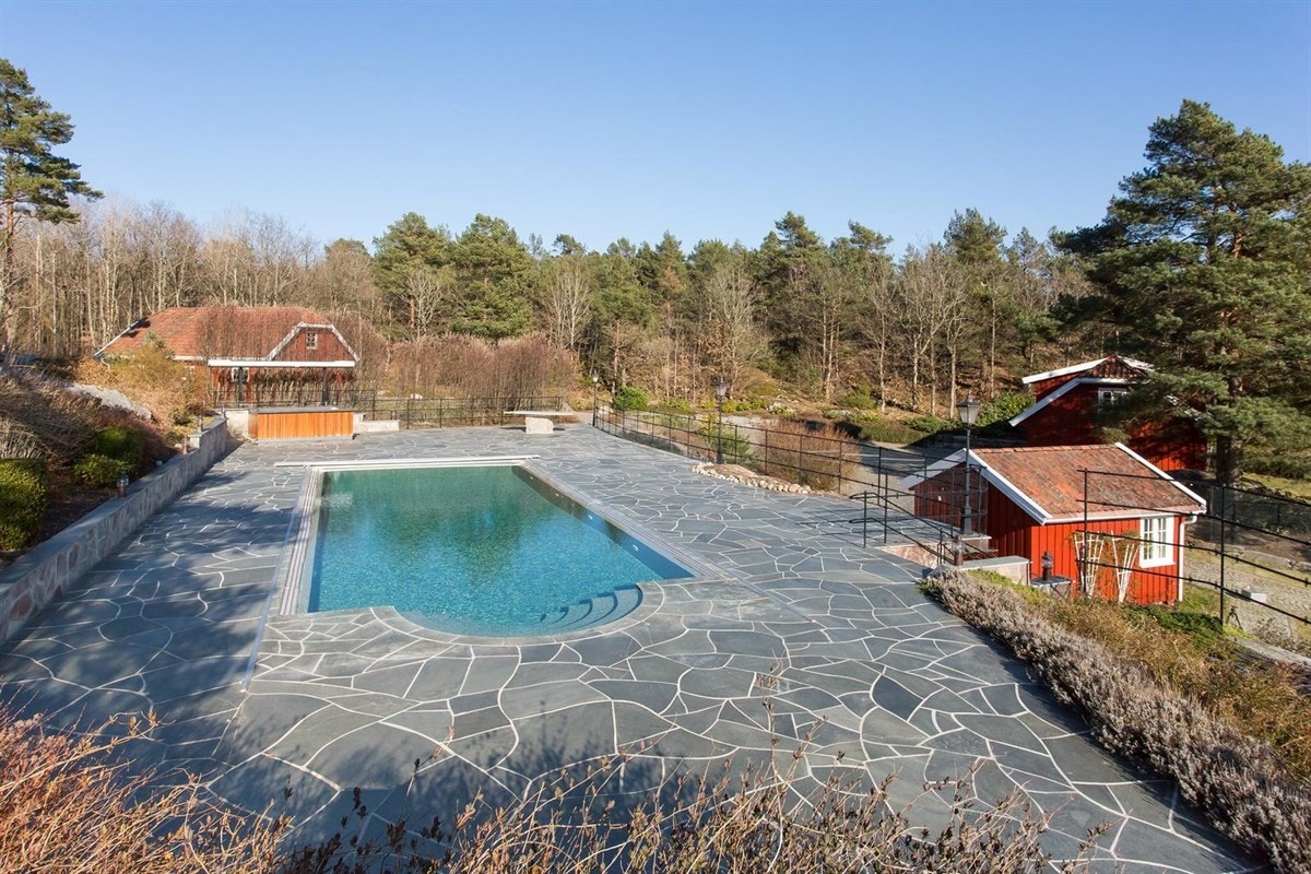 Flott, usjenert svømmebassengområde Galleribilde