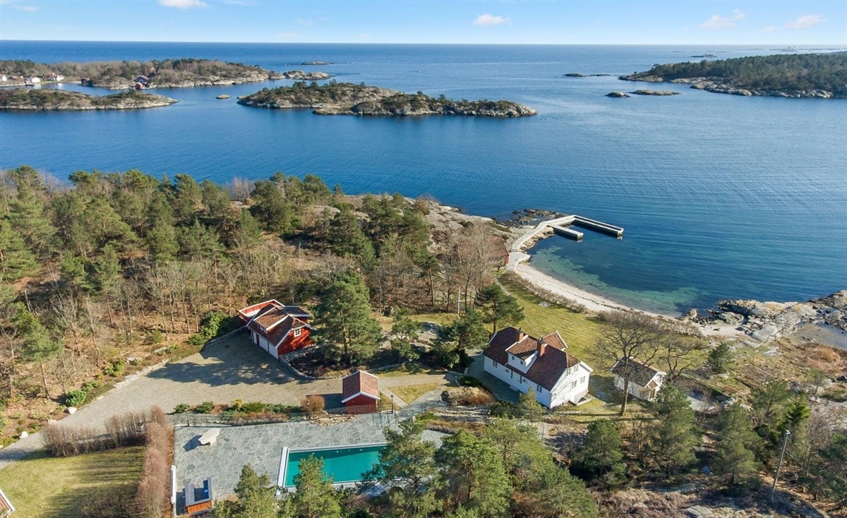 Dronebilde som også viser sjøen og havet utenfor området Galleribilde