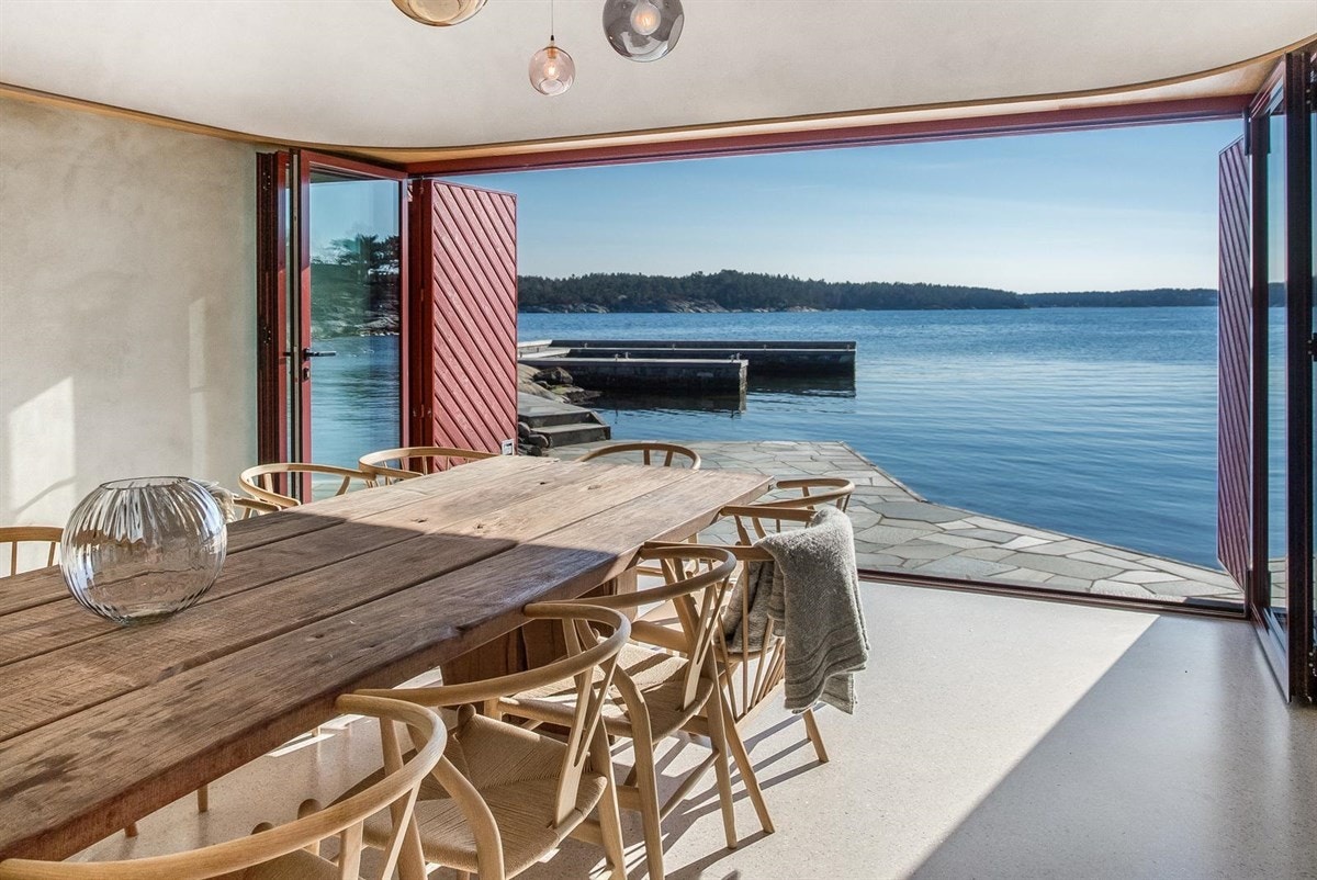 Fra det flotte oppholdsrommet i sjøbua - hvor man kan åpne skyvefelt og nyte utsikten Galleribilde