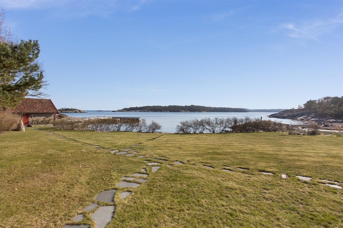 Eiendommen ligger nydelig vendt ut mot sjøen med romslige plenarealer Galleribilde
