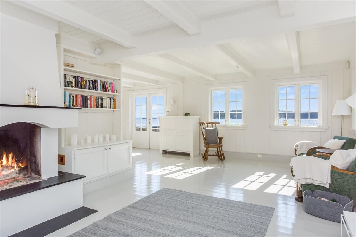 Fra del av stuen med peis Galleribilde