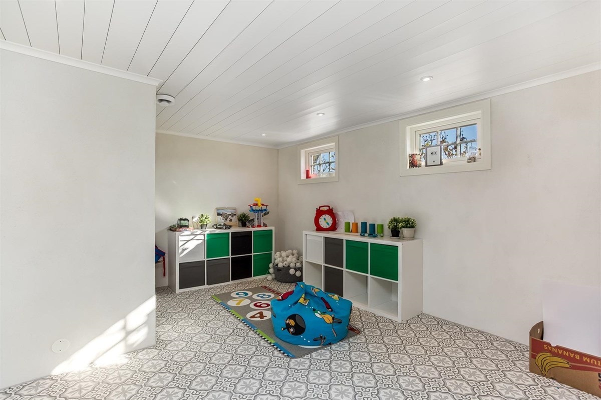 Innredet rom i kjelleren - kan brukes som lekerom eller kontor Galleribilde