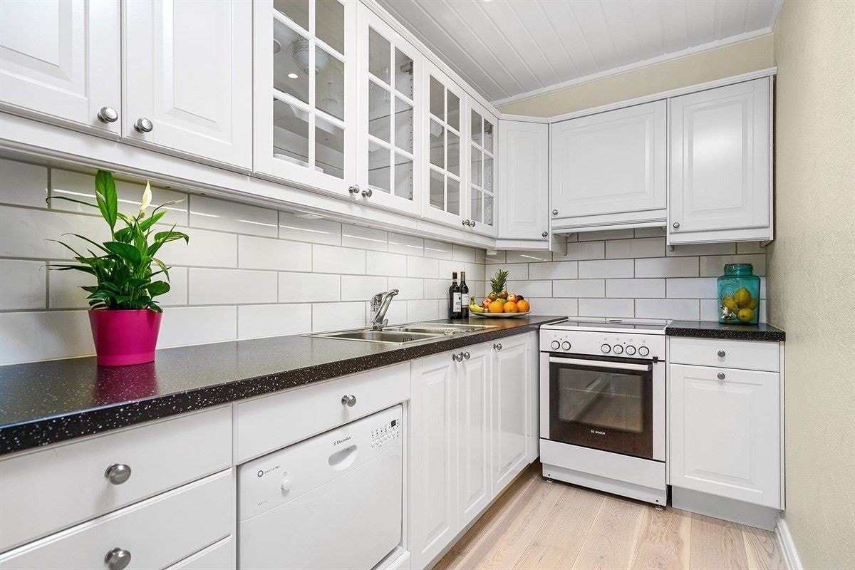 IKEA kjøkkeninnredning fra 2014 med profilerte, hvite skapfronter. Galleribilde
