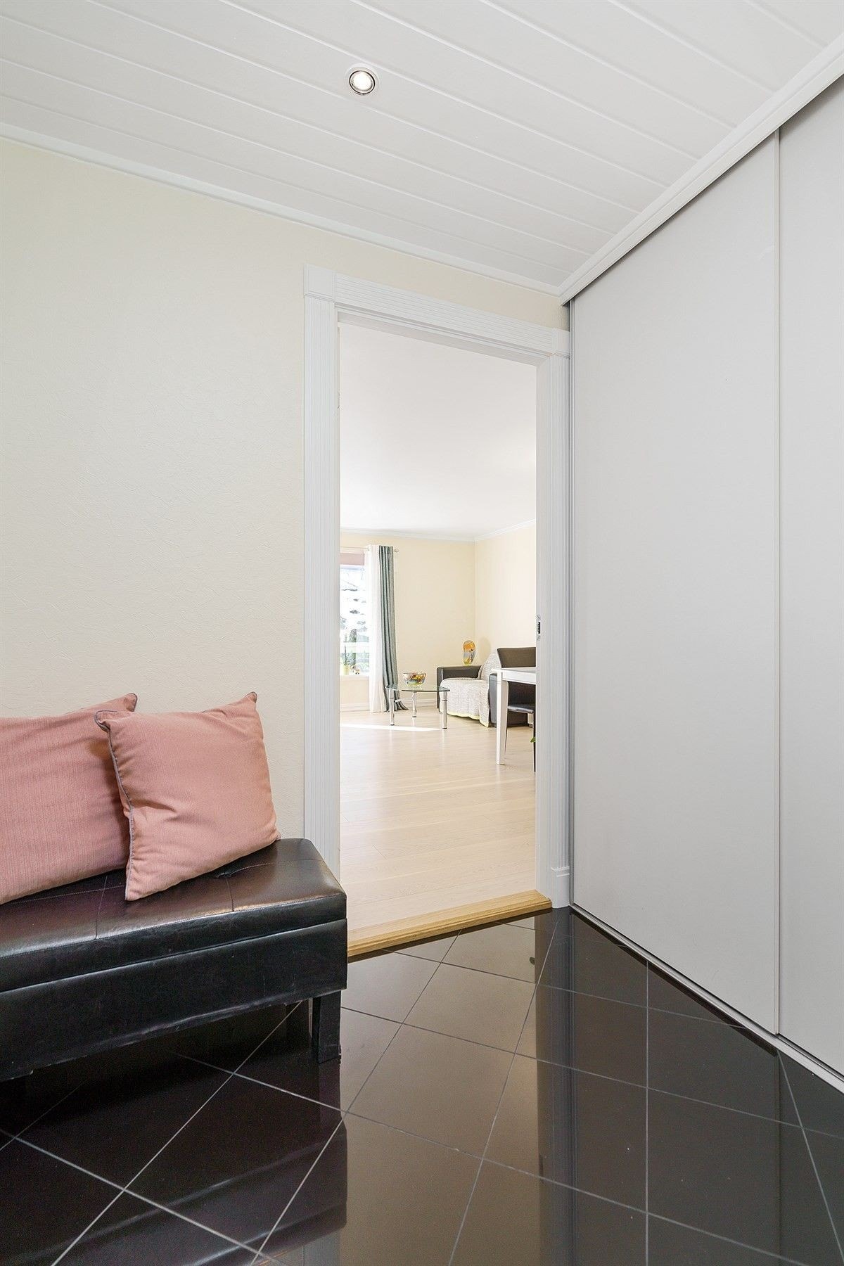 Entré med skyvedørsgarderobe og nye fliser i 2016. Galleribilde