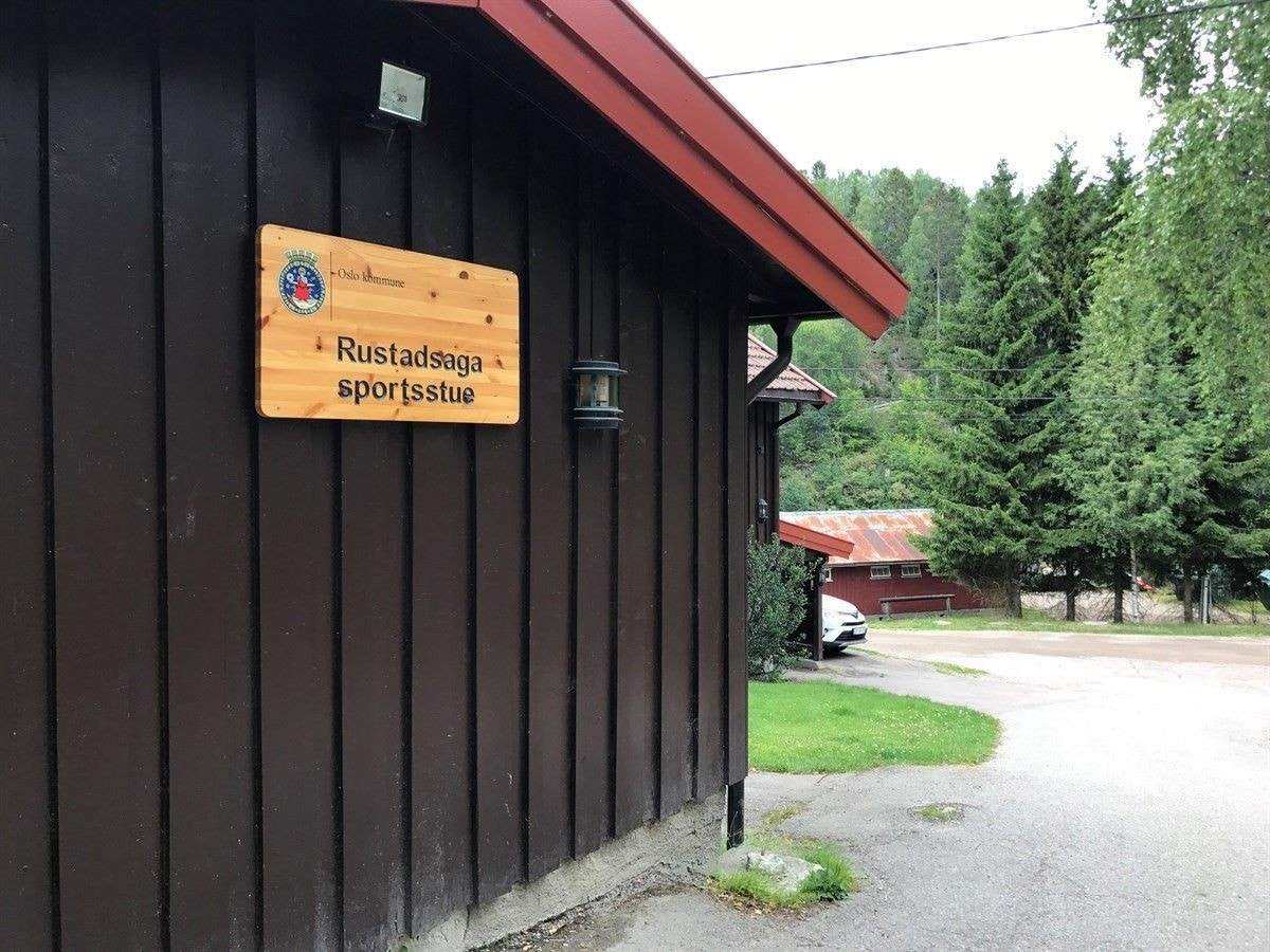 Rustadsaga sportsstue. Galleribilde