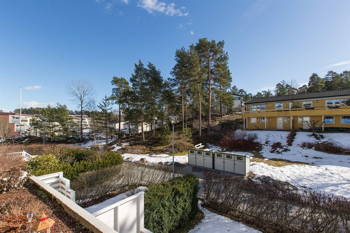 De varme sommerdagene kan nytes ute på en av leilighetens to balkonger. Galleribilde