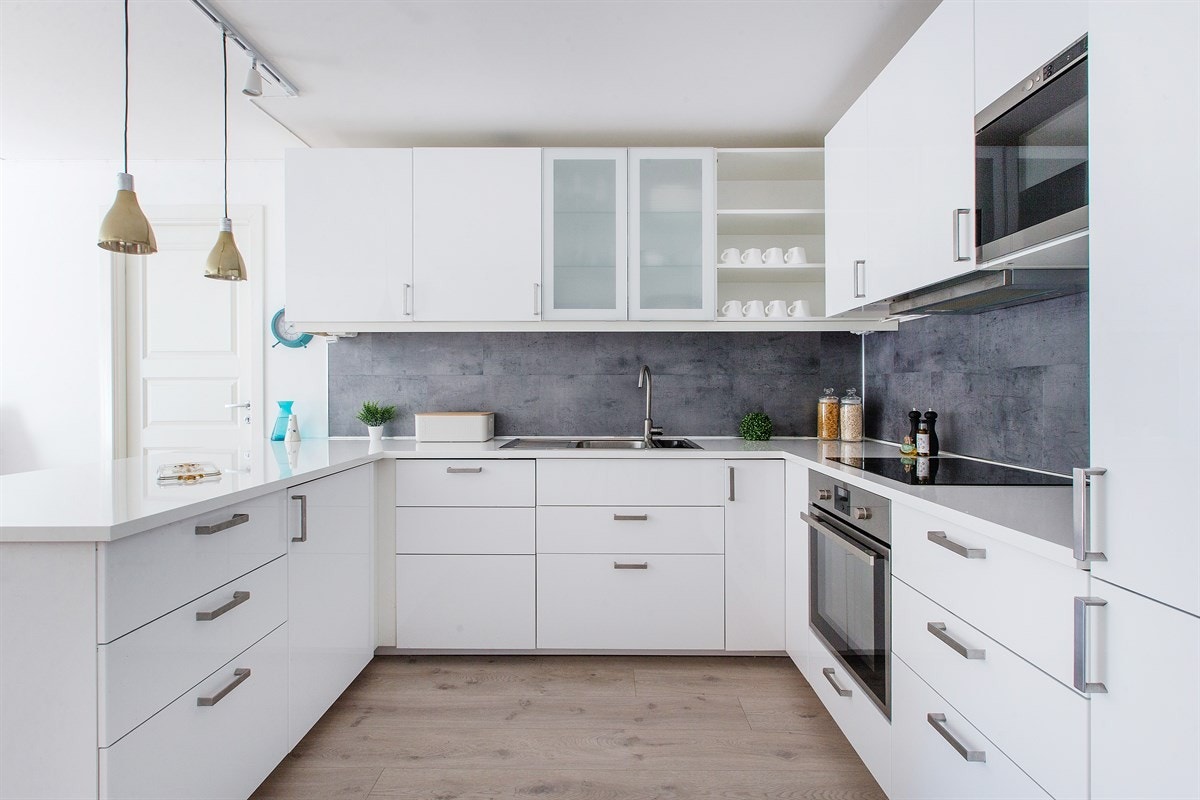 I 2016 flyttet dagens eier kjøkkenet inn i stuen og monterte opp nytt kjøkken. Galleribilde