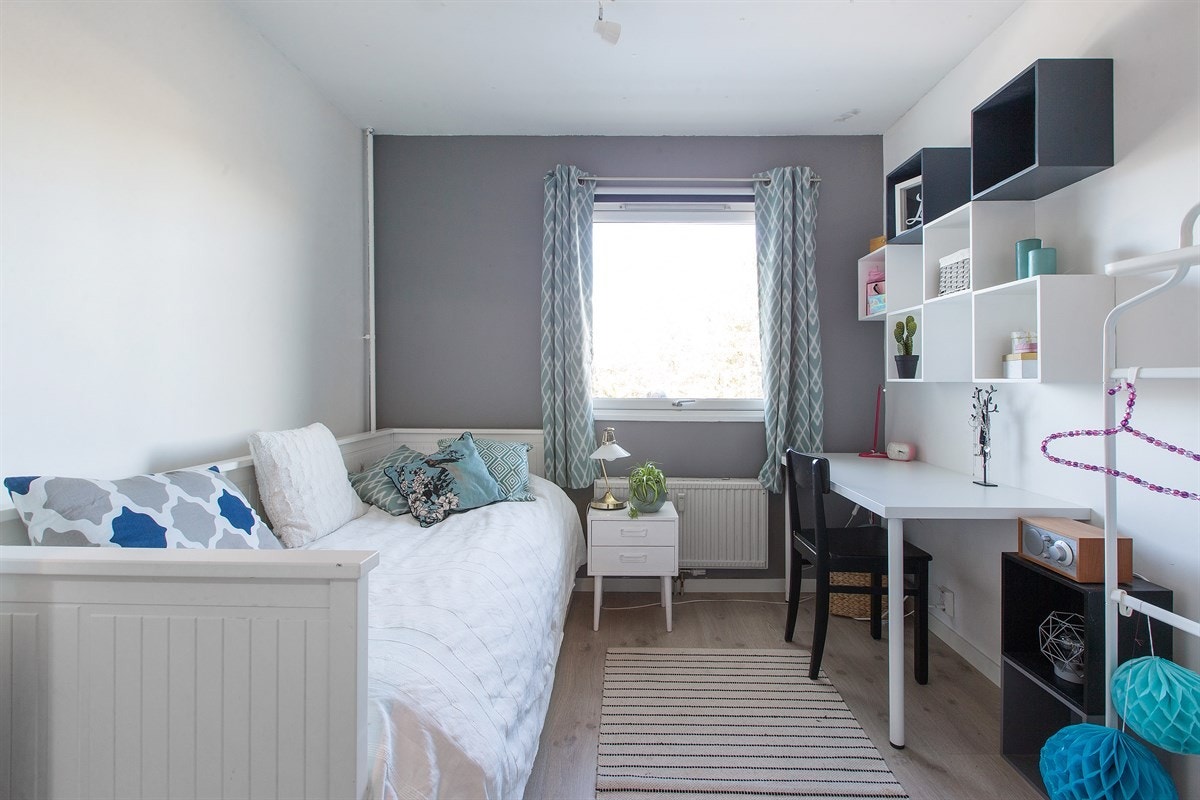 Det ene rommet er dekorert med en lysegrå kontrastvegg. Galleribilde