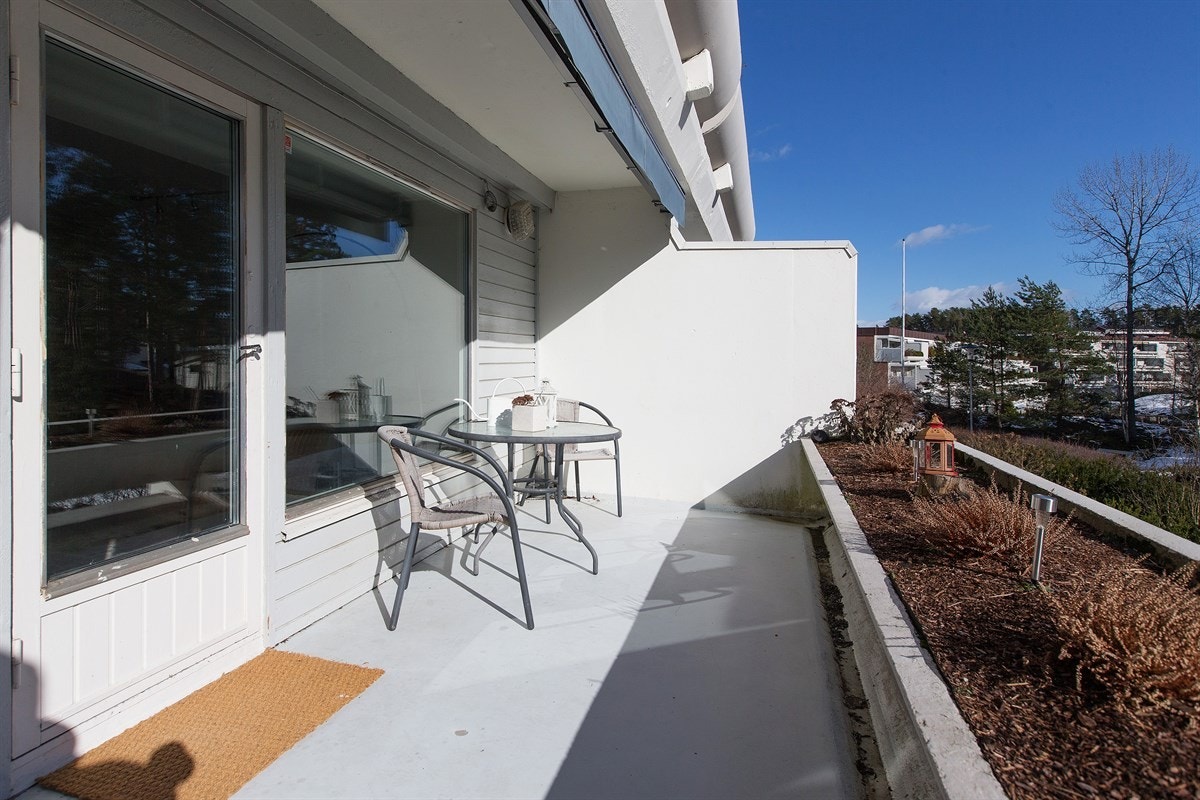 En innholdsrik terrasseleilighet med familievennlig preg og fine uteplasser med fine solforhold. Galleribilde