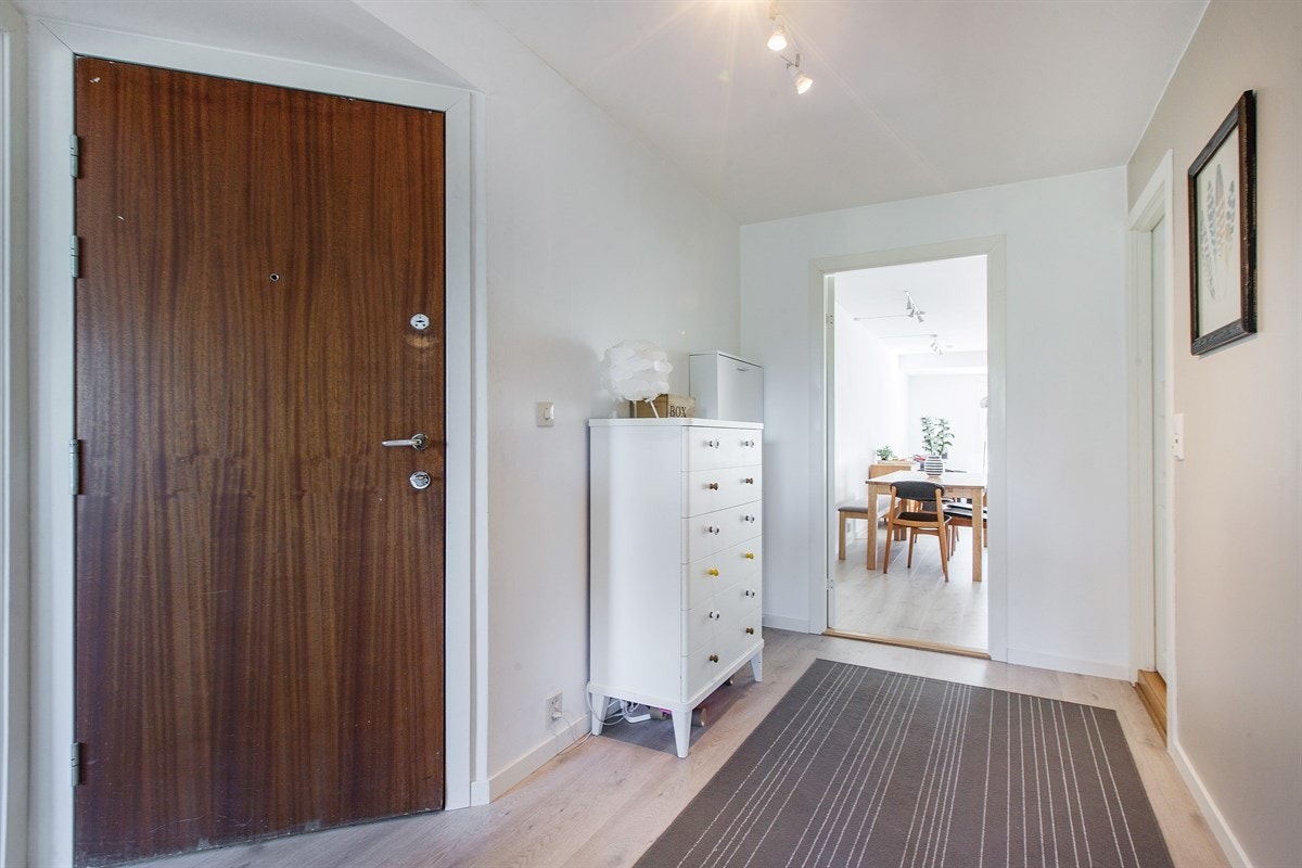 I entréen er det god plass til kommode og knagger til yttertøy og sko. God plass for å montere garderobe. Galleribilde