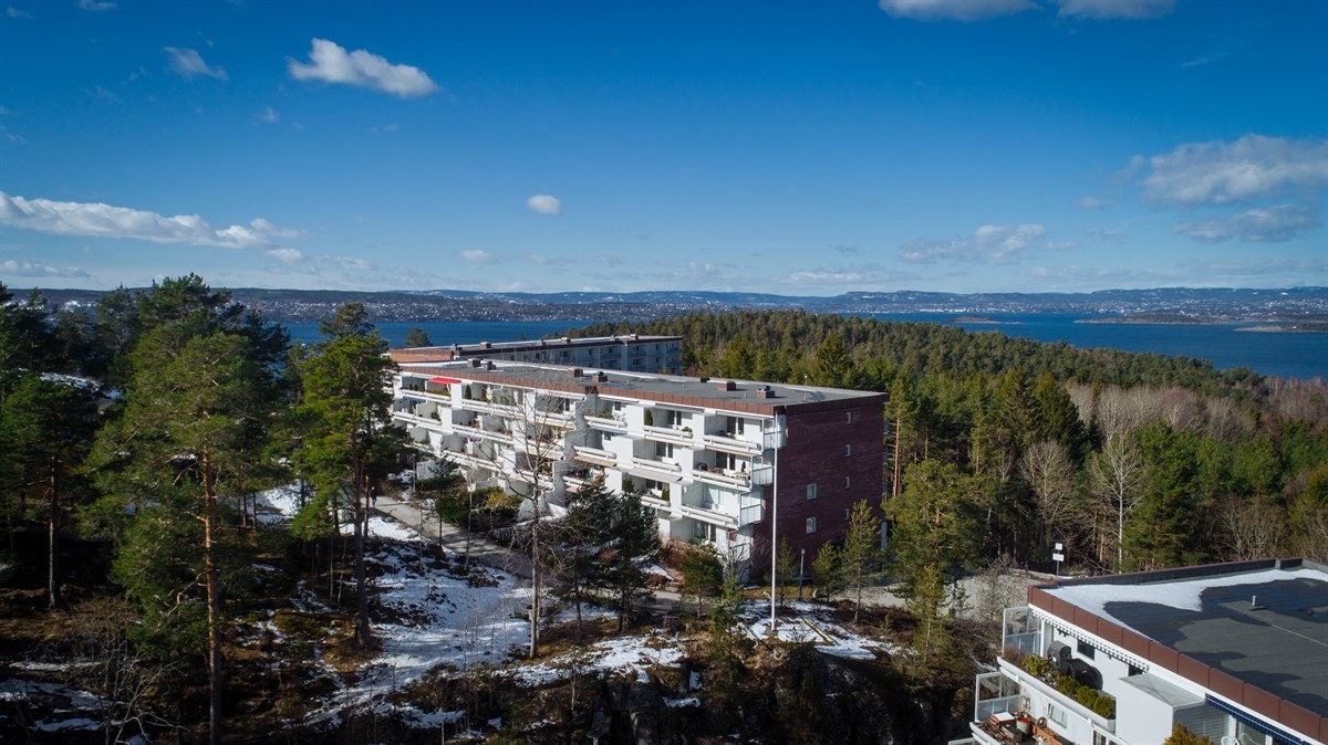 Kort vei til supre badeplasser i Hvervenbukta. Både Lusetjern og Holmlia skole ligger like nedenfor og er lett tilgjengelig på gangveier fra nabolaget frem til skolegården. Galleribilde