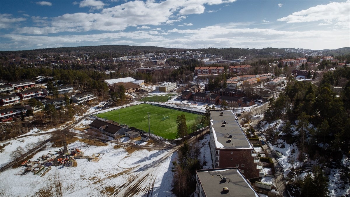 Ved skolene ligger også idrettsanlegget som er base for Holmlia Sportsklubb. Galleribilde