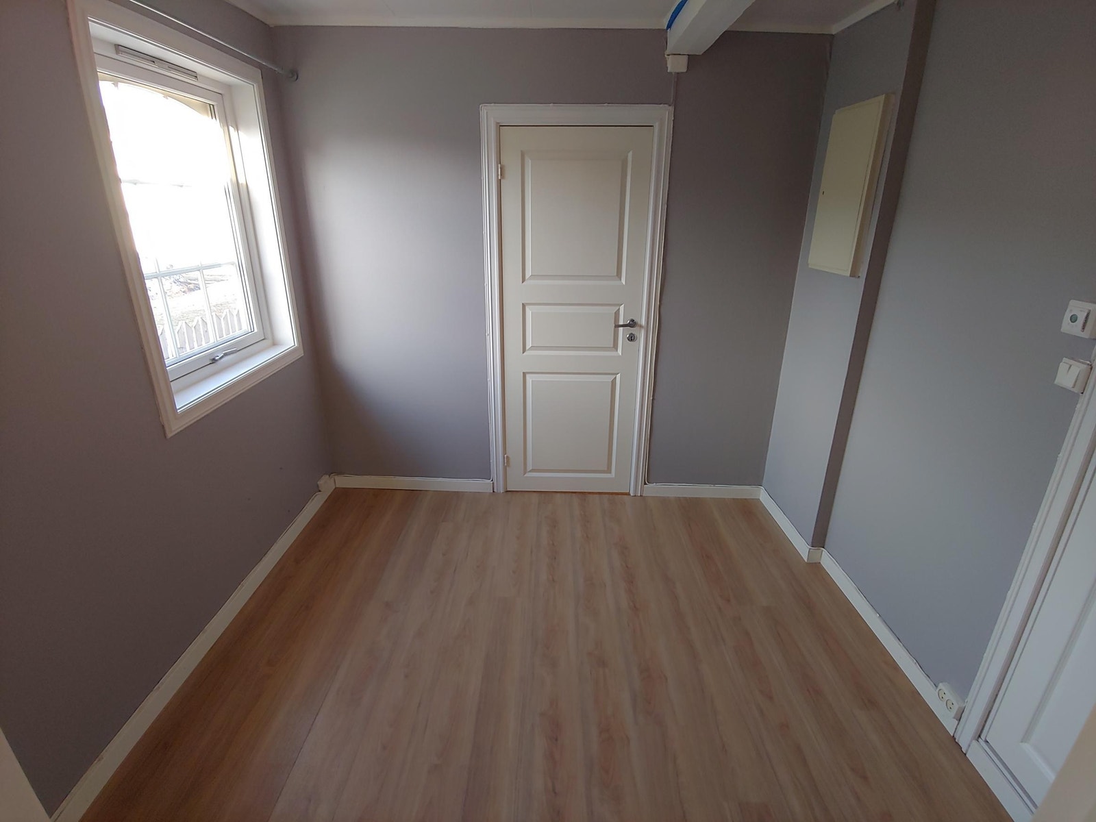 Veggene malet nettop Galleribilde