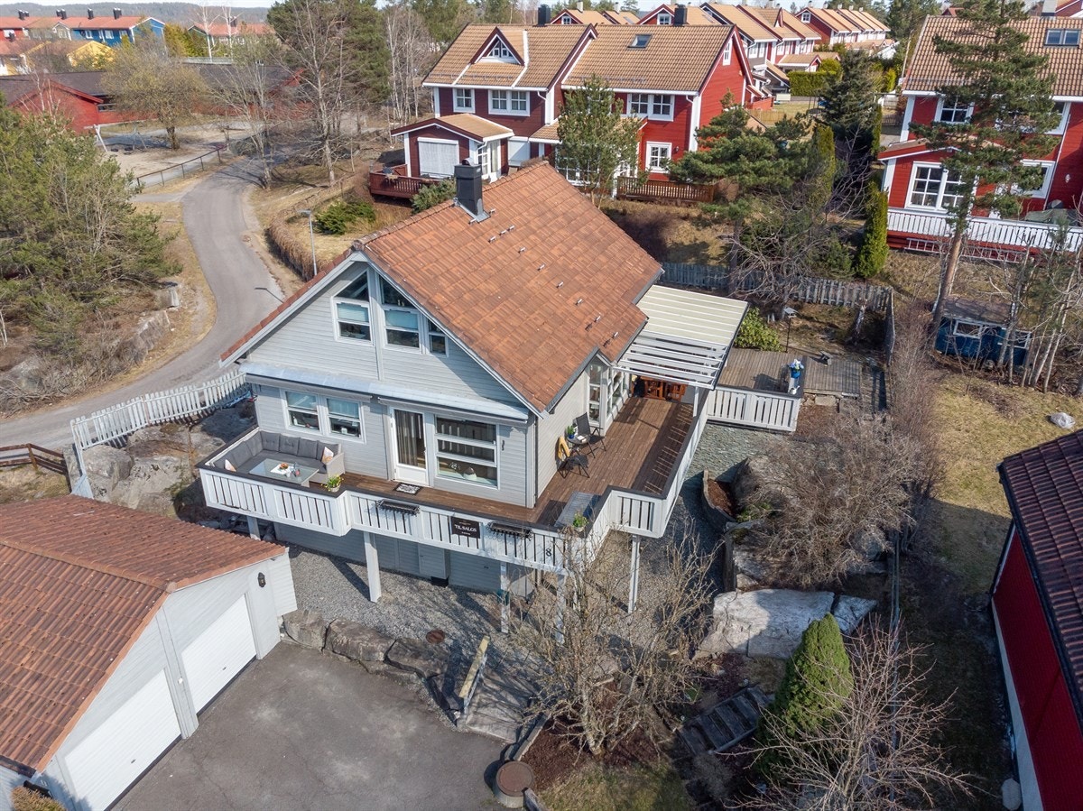 Dette er et flott familiehjem med romslig planløsning og lyst, tidsriktig design. Galleribilde