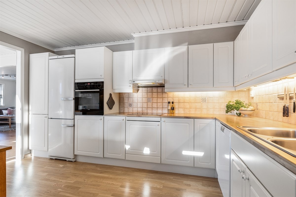 Kjøkkenet har en hyggelig atmosfære og rommets gode størrelse er perfekt for en travel barnefamilie. Galleribilde