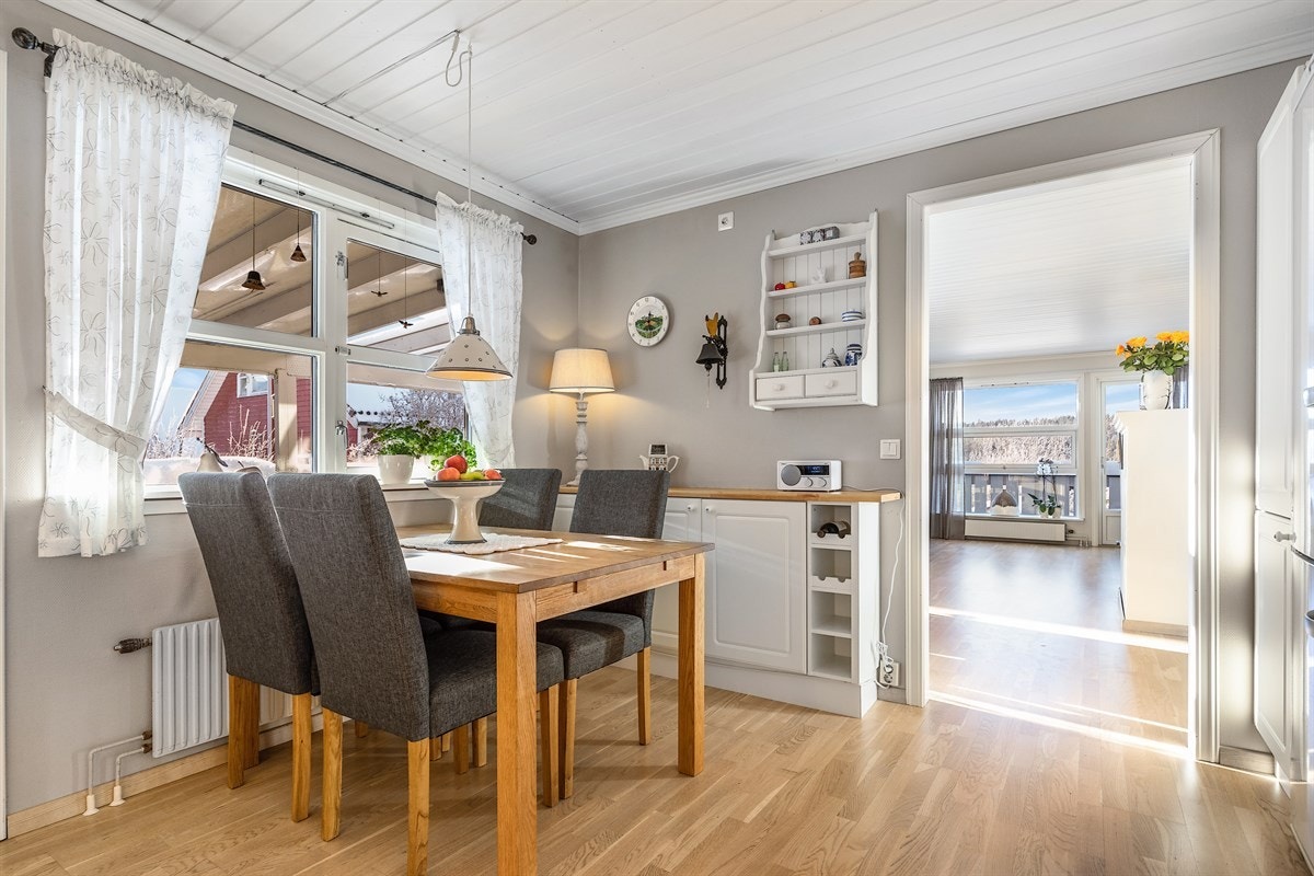 God plass til spisebord både på kjøkken og i stuen! Galleribilde