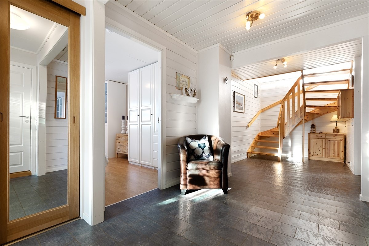 Boligen har et lunt, overbygget inngangsparti og en stor entré/hall med gulvvarme. Galleribilde