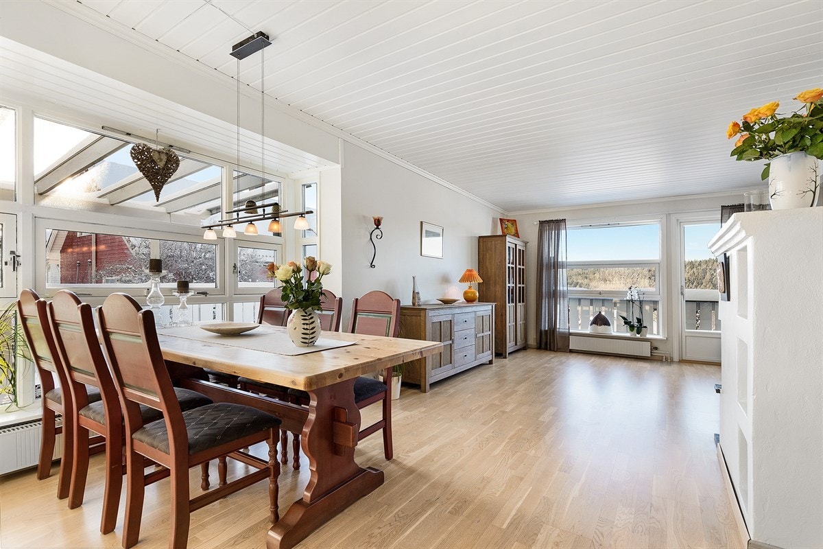 Stuen har god plass til spisebord. Galleribilde
