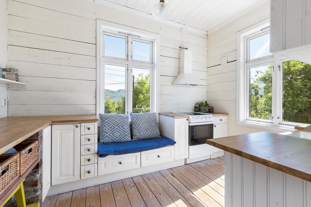 Innbydende kjøkken med god skap og benkeplass. Galleribilde