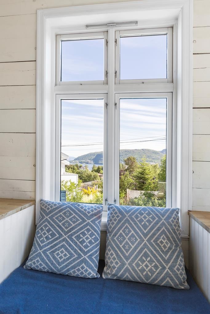 Fra kjøkkenet er det nydelig utsikt mot sjøen og nabolaget. Galleribilde