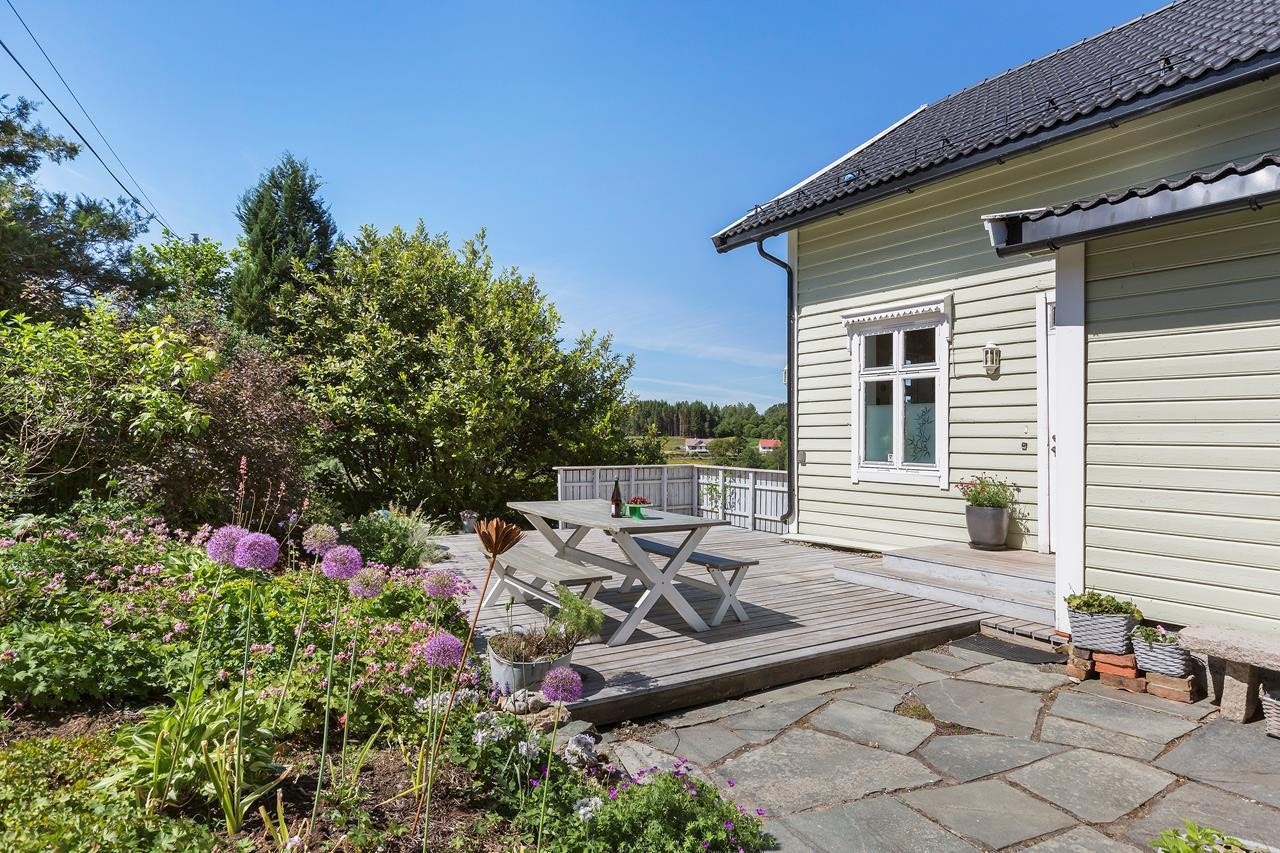 Hagen er flott opparbeidet. Terrassen er omringet av nydelige blomster og planter. Galleribilde