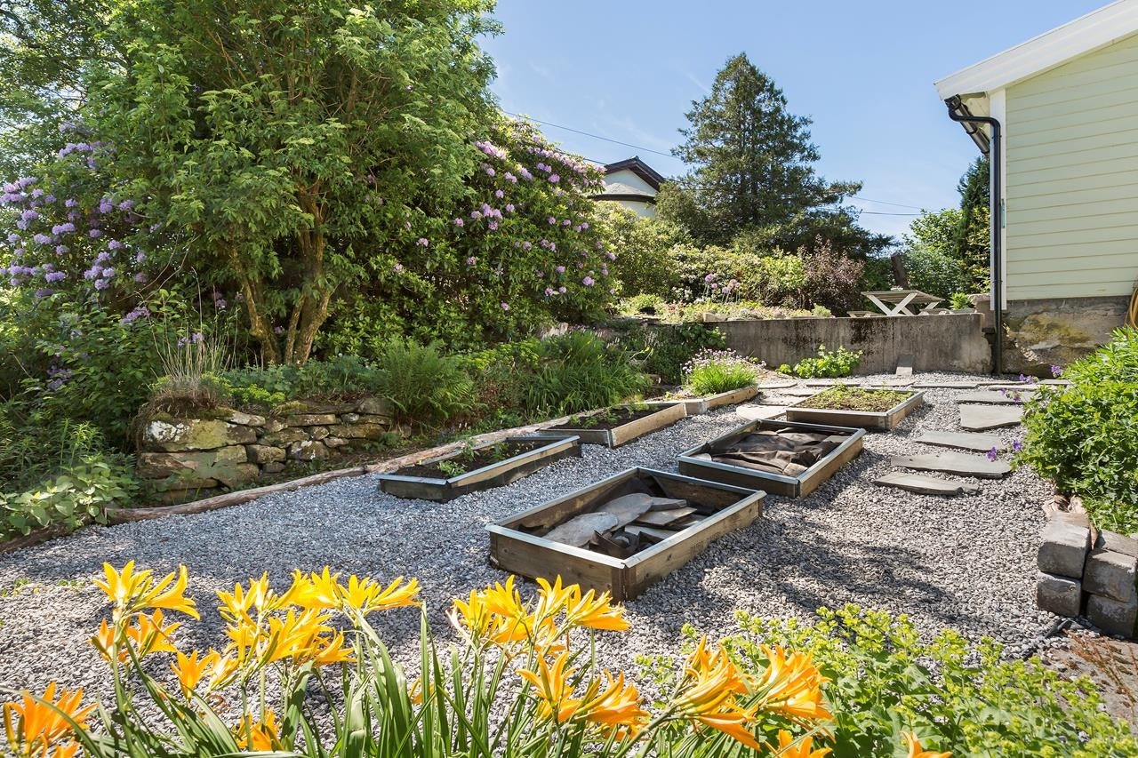 Opparbeidet kjøkkenhage hvor man kan dyrke egne grønnsaker, urter og bær. Galleribilde