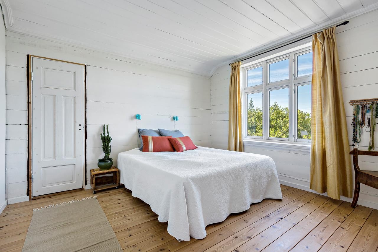 Soverom 1 har inngang til omkledningsrom. Galleribilde