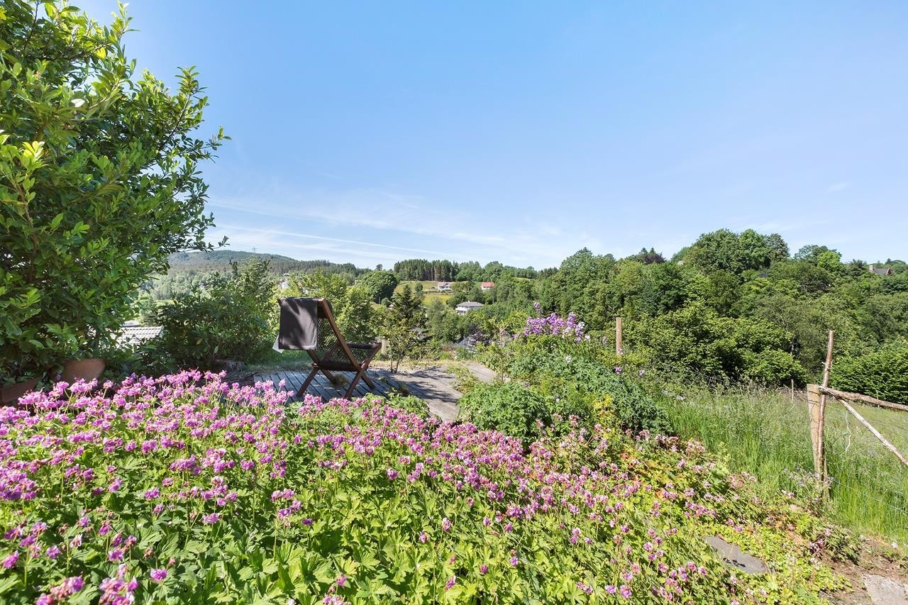 Eier selger i tillegg nabotomten som ligger på gnr. 1, bnr. 674. Interessenter kan kontakte megler for ytterligere informasjon. Galleribilde