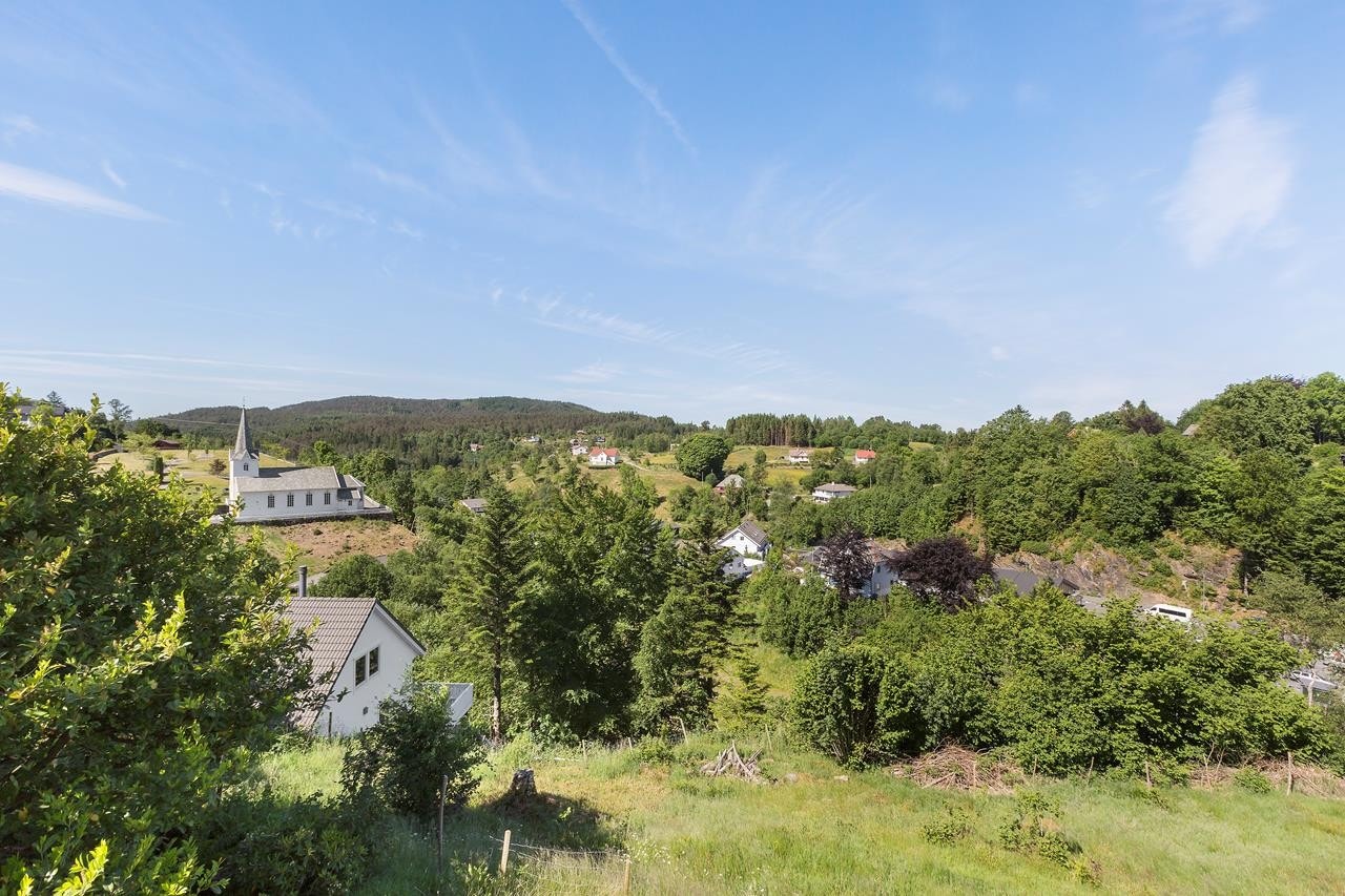 Huset ligger høyt og fritt med nydelig utsikt over nærområdet. Galleribilde