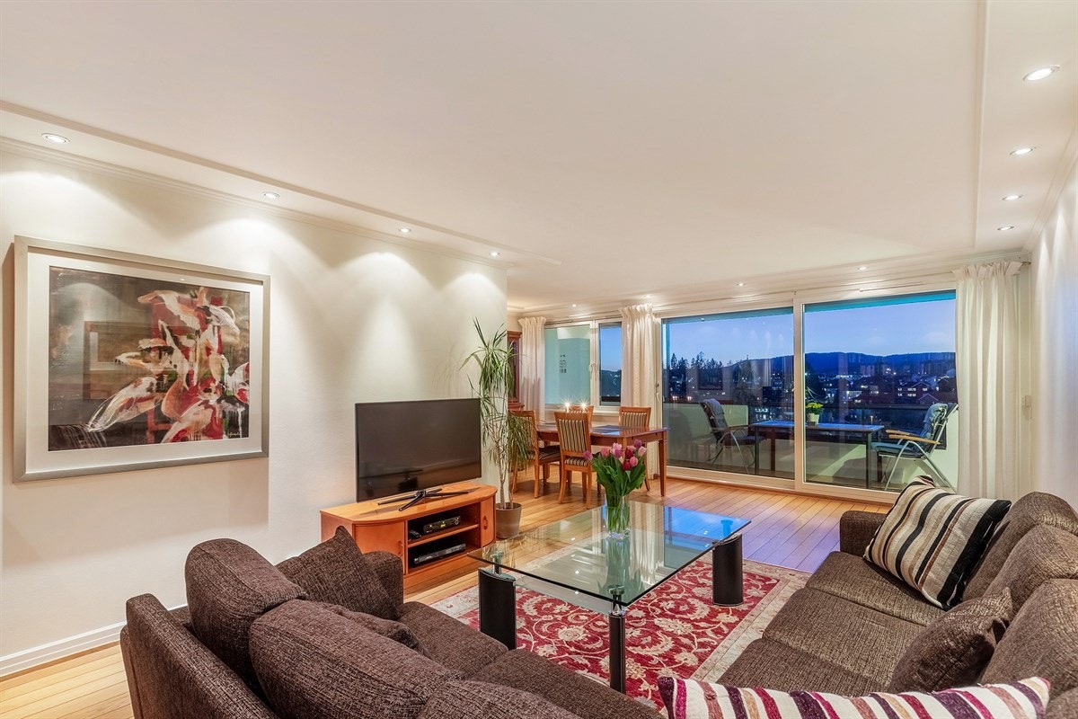 Stue og kjøkken er separat, skilt av med skyvedør Galleribilde